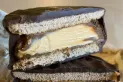 Cómo es el super alfajor 70% cacao y doble relleno en homenaje a Mar del Plata