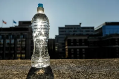 Botellas de plástico y el calor: cuáles son los riesgos de exponerlas al sol