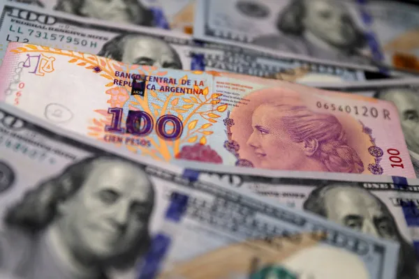 El dólar blue cerró la semana $100 arriba: a cuánto cotiza