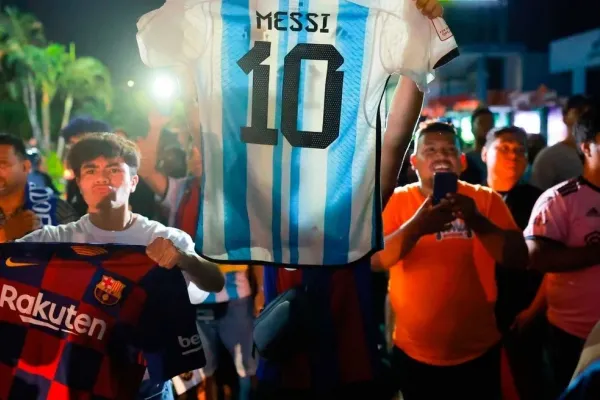 Locura por Messi en su llegada a El Salvador