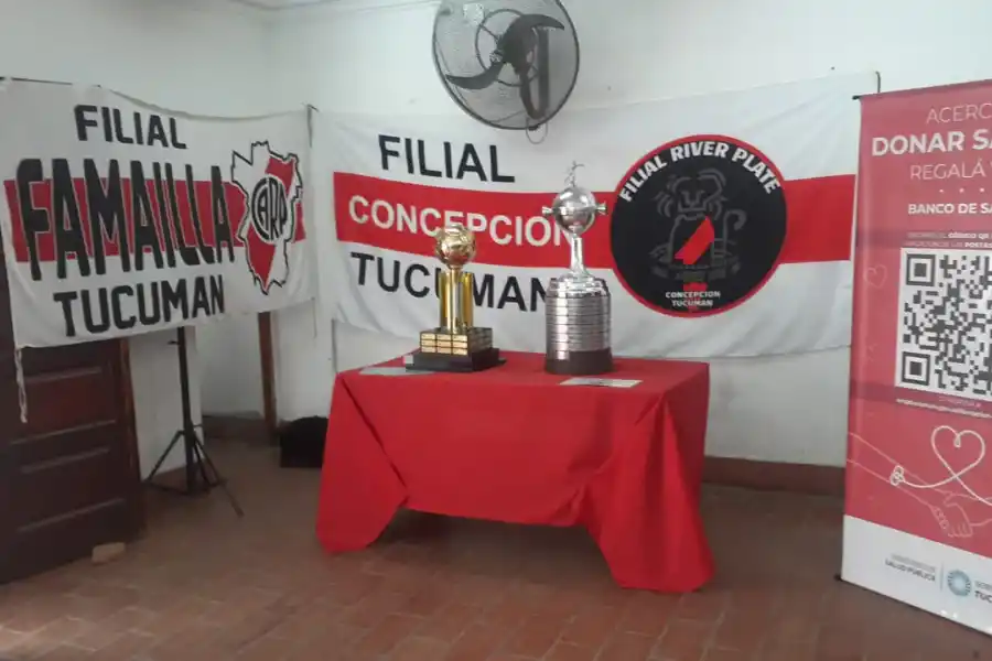 ACTIVIDADES. Los integrantes de la filial pudieron ver las réplicas de la Recopa Sudamericana y la Copa Libertadores.