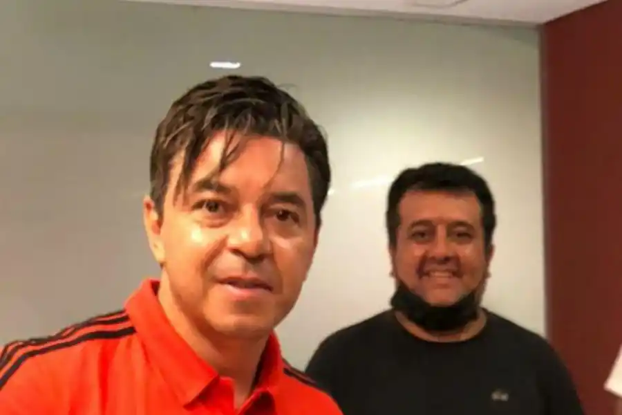 ATESORADA. La foto que Romano logró tener con Gallardo es su tesoro.