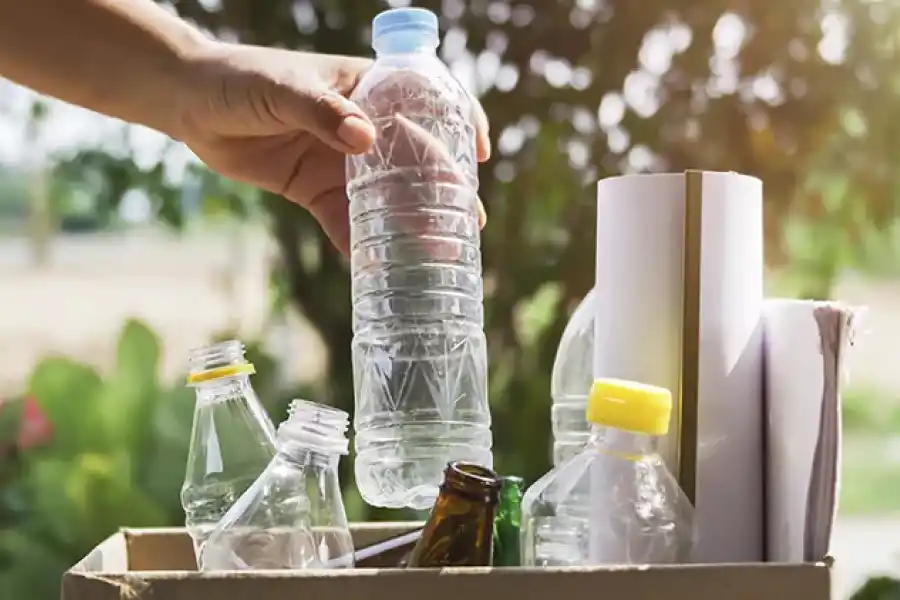 Botellas de plástico y el calor: cuáles son los riesgos de exponerlas al sol