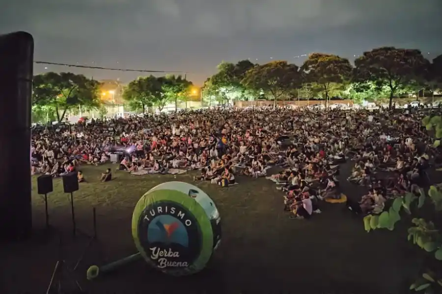 El Cine bajo las Estrellas convocó a una multitud en Yerba Buena