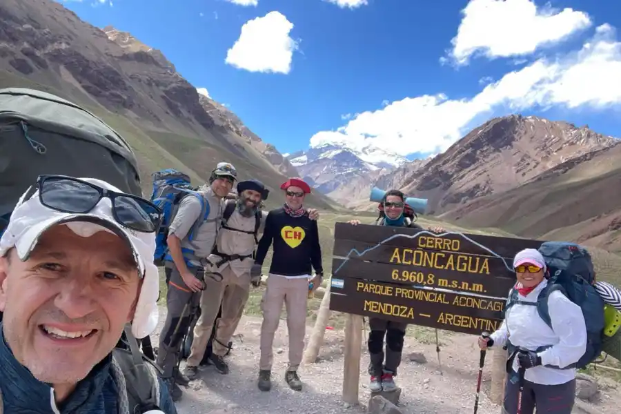 LISTOS PARA LA AVENTURA. La delegación completa del Club de Montañistas de Tucumán que participó de la expedición