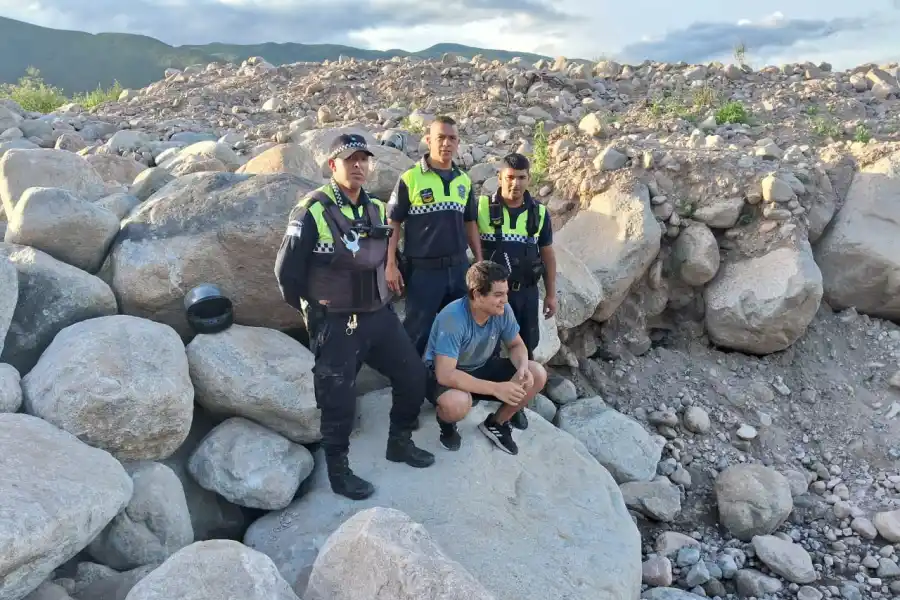 El Mollar: quiso sacarse una selfie, se le cayó el celular, intentó recuperarlo y quedó atrapado entre las piedras