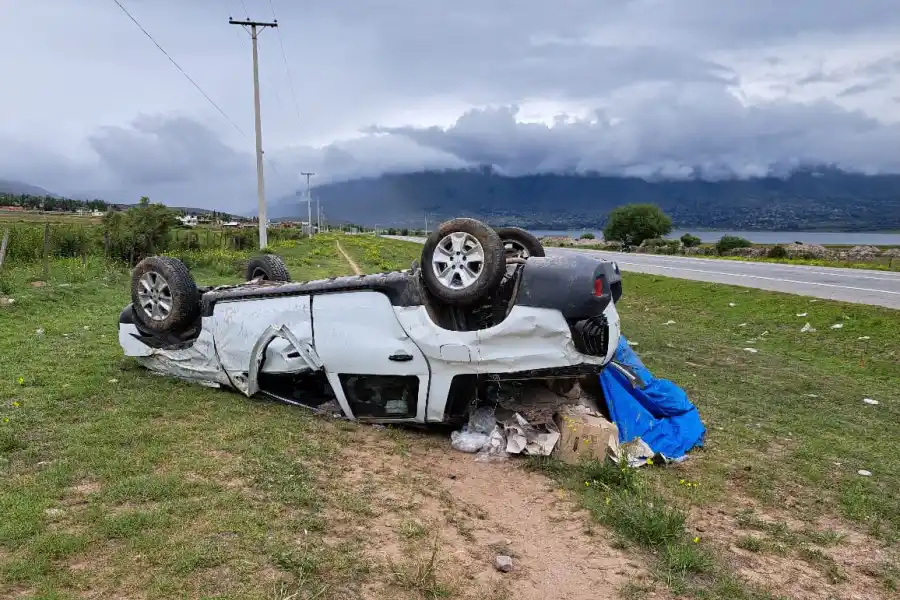 Volcó una camioneta en los Valles y falleció una mujer