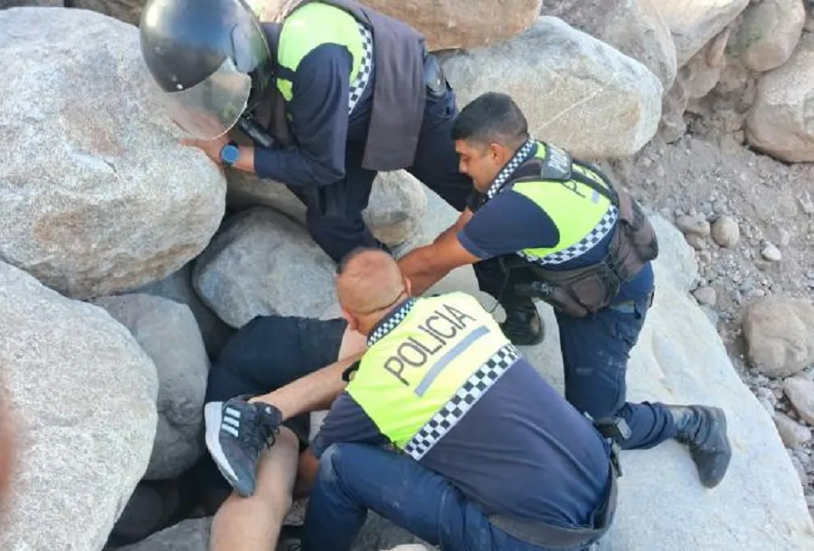 ATRAPADO CON SALIDA. Policías rescatan a un joven que se atascó cuando se cayeron dos piedras de gran tamaño.