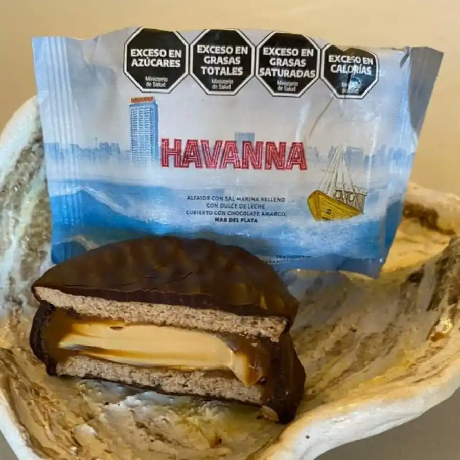 Cómo es el super alfajor 70% cacao y doble relleno en homenaje a Mar del Plata