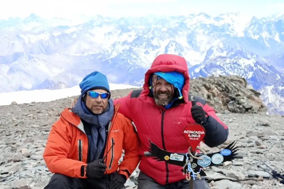 PURA EMOCIÓN. Gramajo y Buczek en la cumbre del Aconcagua, a 6.900m de altura
