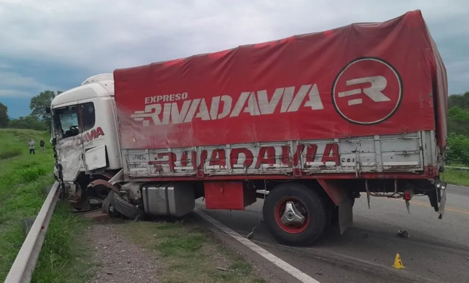 Murió una tucumana durante un choque frontal entre un camión y un colectivo