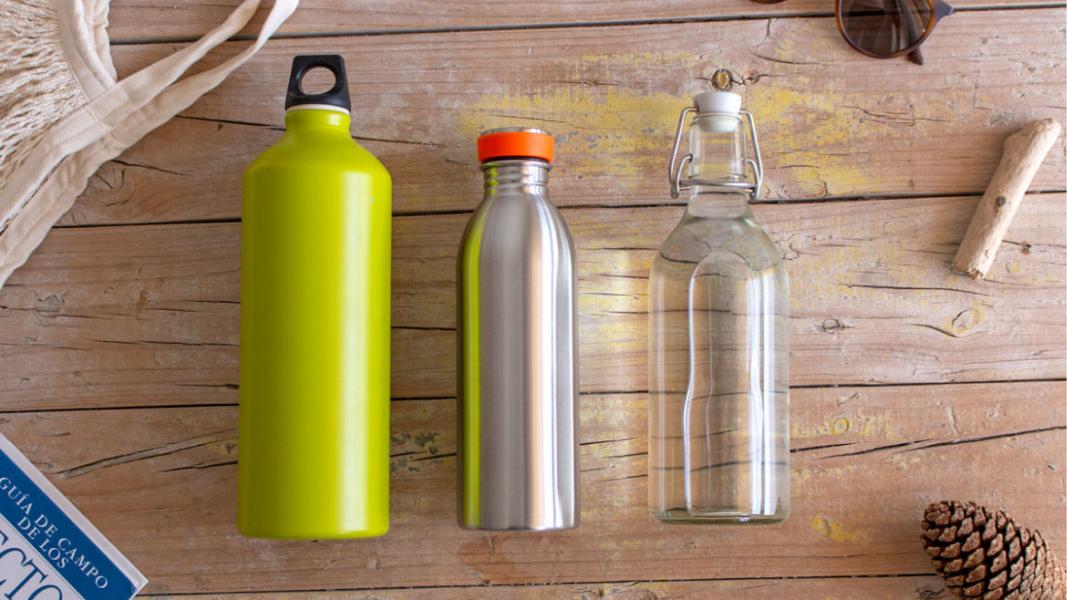 Botellas de plástico y el calor: cuáles son los riesgos de exponerlas al sol