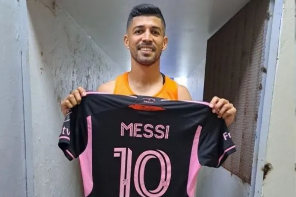 El capitán de El Salvador viajó a Qatar para ver a Messi, ahora jugó contra él y se quedó con un regalo