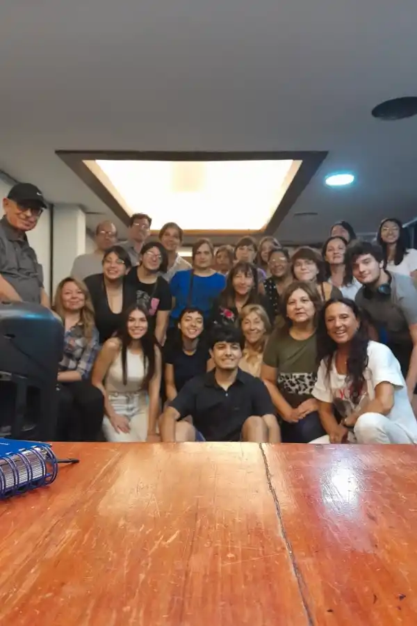 NO HAY EDAD PARA CANTAR. Patricia Juárez (en primera fila a la derecha) conduce el curso de canto en el Centro Virla.