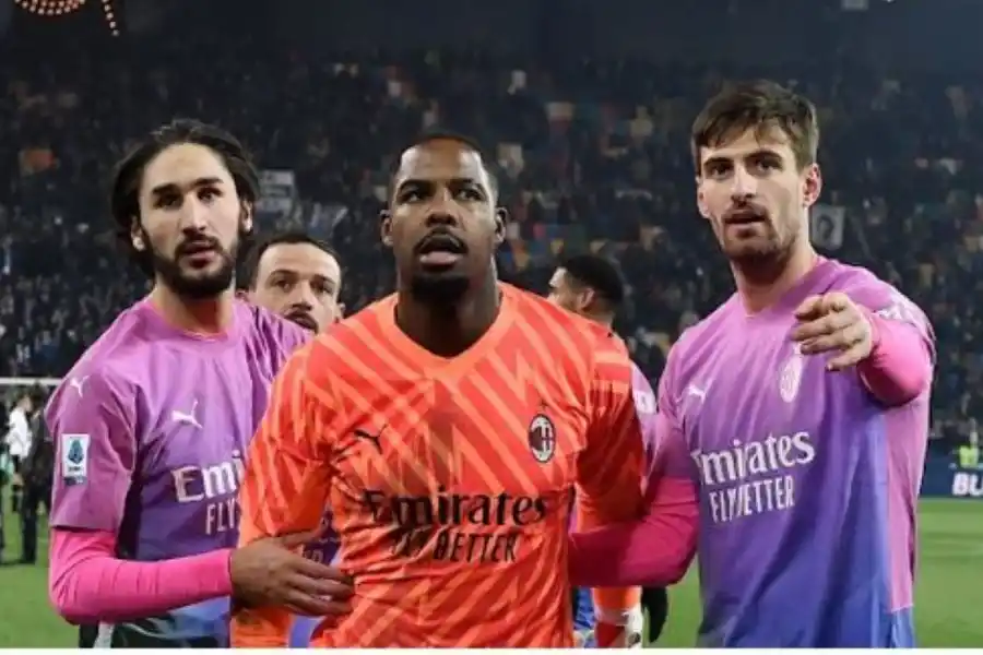 CONTENIDO. El arquero francés Maignan (en el centro) en el momento que abandona el campo de juego.