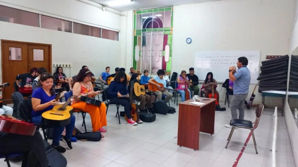 LA MÚSICA CONVOCA. La sala del taller de guitarra que dicta Carlos Podazza (hijo) está repleta de alumnos.