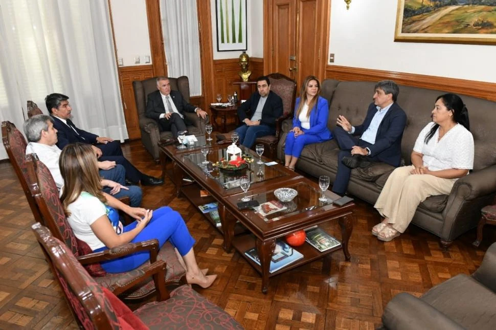 CONVERSACIONES PERMANENTES. El gobernador, Osvaldo Jaldo, dialoga con diputados y con senadores tucumanos para analizar la “Ley Ómnibus”.