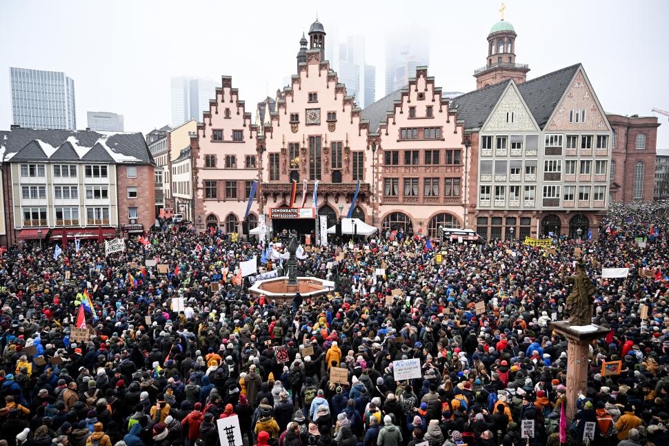EN ALEMANIA. La plaza central Roemer de Frankfurt fue colmada durante una manifestación contra el racismo en ese país.