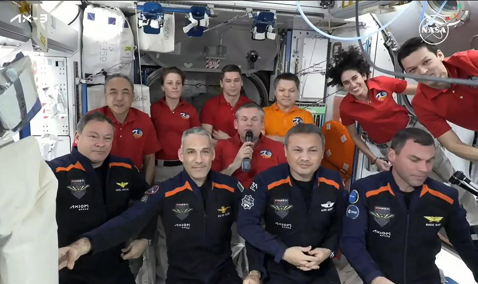 Miembros de la Misión Axion 3 se unen a la tripulación de la Expedición 70 dentro del módulo de la Estación Espacial Internacional.