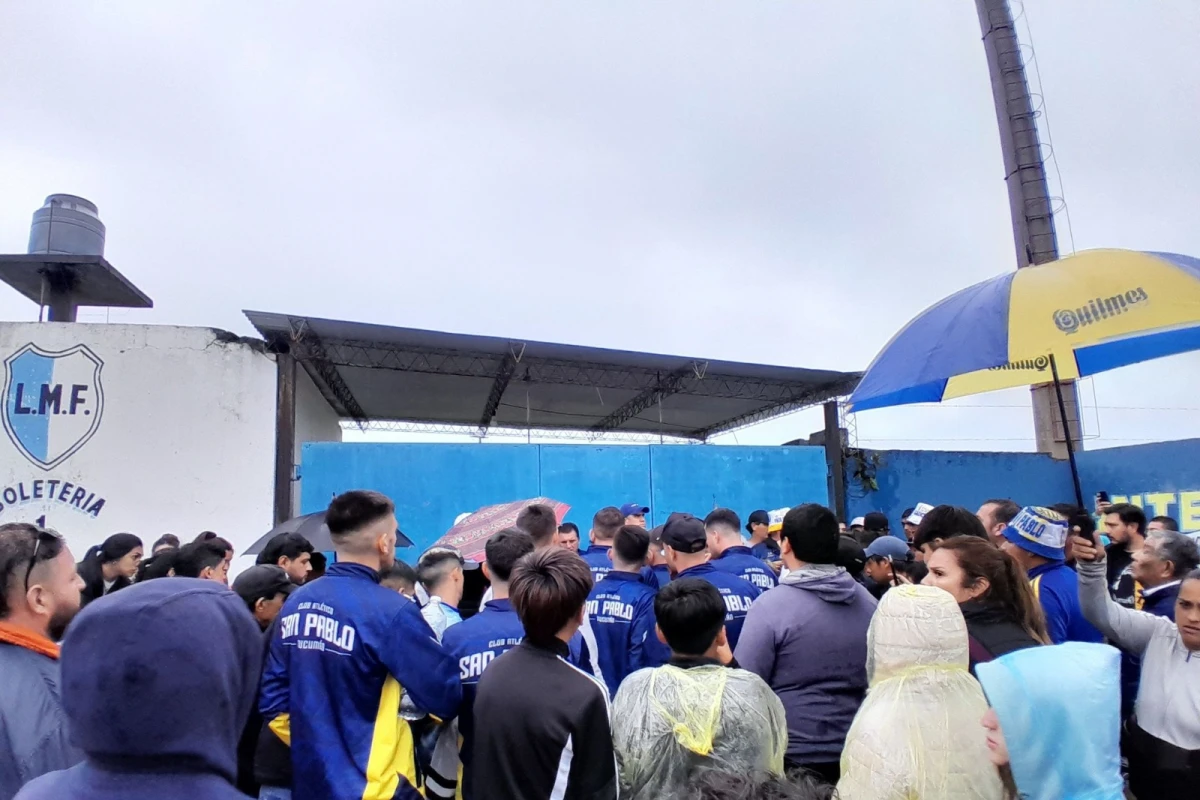 INSÓLITO. La delegación de San Pablo se quedó en la puerta del estadio de la Liga Metanense, junto a los hinchas que viajaron desde Tucumán.