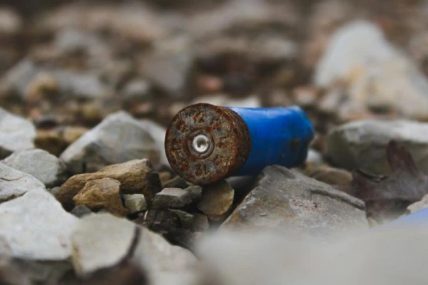 Atención a la primera piedra, o a la primera bala