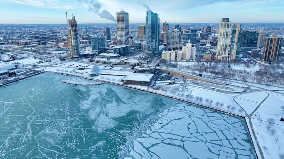 INVIERNO MORTAL. Una vista aérea del centro cubierto de nieve, en Milwaukee, Wisconsin, EE.UU.
