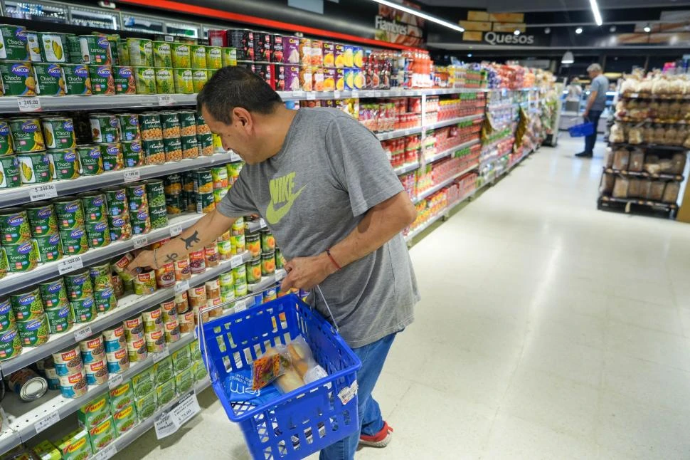 LOS AUMENTOS DE CADA DÍA. Los consumidores tratan de ganarle a la inflación. 