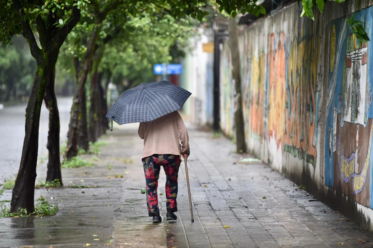 CON PARAGUAS. El domingo está marcado por las lluvias. LA GACETA/FOTO DE INÉS QUINTEROS ORIO
