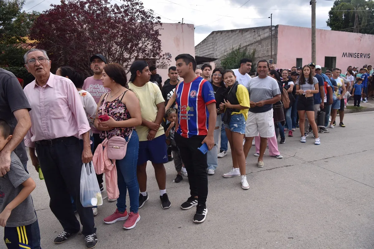 FILA INTERMINABLE. Los fanáticos de Talleres de Metán aguardan ansíosos para entrar al estadio. LA GACETA/Foto de Inés Quinteros Orio