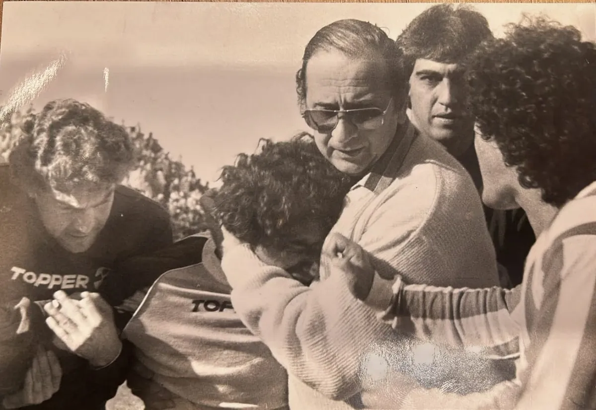 CONSUELO. Maguna es consolado por el doctor Luis Semrik, mientras abandona el campo de juego en un partido que marcó su carrera. LA GACETA/Foto de Archivo.