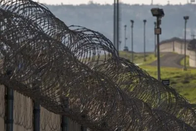 Fallo para que corten los alambres de púas en la frontera con México
