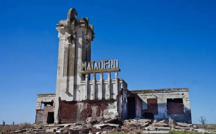 RESTOS. Así quedó la ciudad de Villa Epecuén, luego de la gran inundación que destrozó el parador turístico. Hoy se hacen tours por las ruinas.
