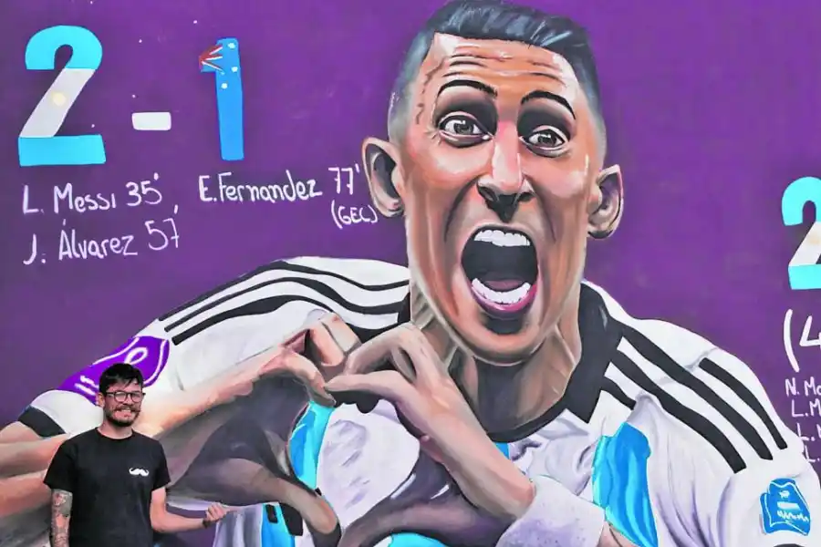 UN GRITO CON EL CORAZÓN. Brian sonríe al lado de la imagen de “Fideo” Di María, al que dibujó gritando el segundo gol contra Francia.