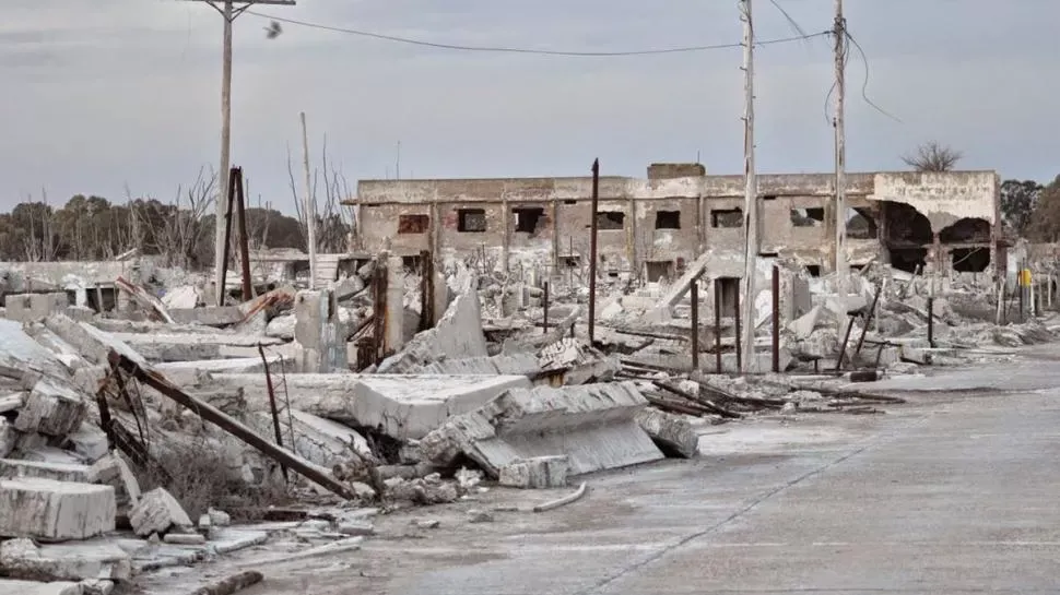 RESTOS. Así quedó la ciudad de Villa Epecuén, luego de la gran inundación que destrozó el parador turístico. Hoy se hacen tours por las ruinas.