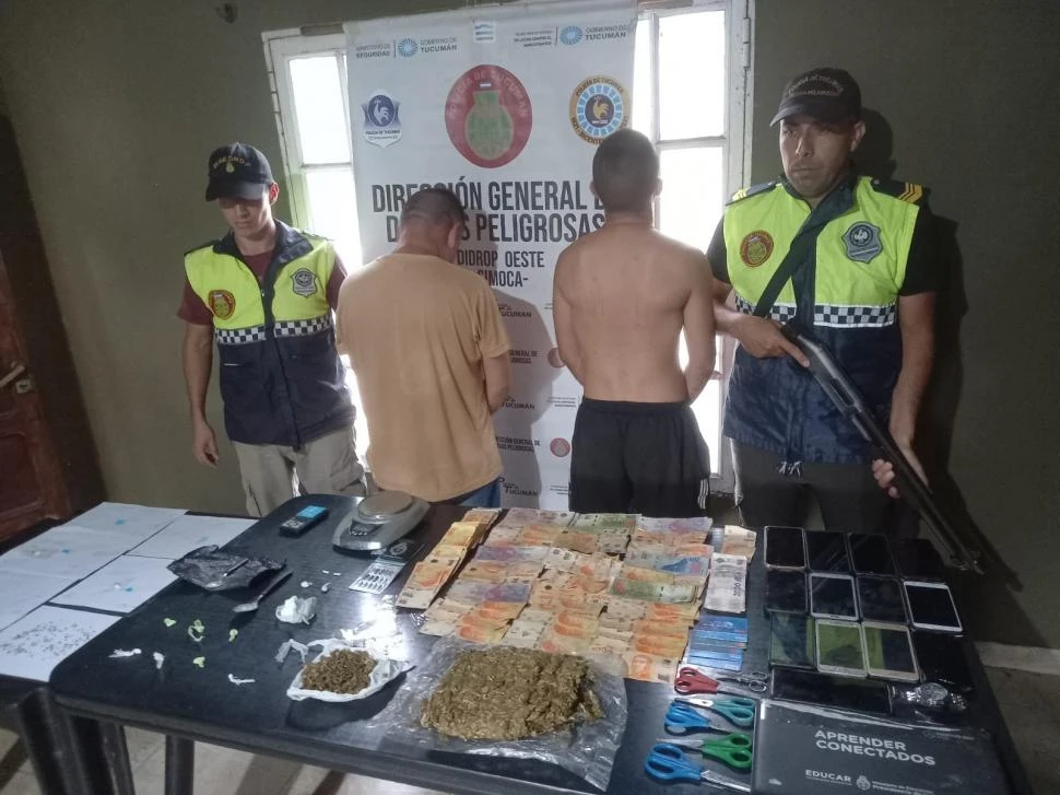 CERCA DE UNA ESCUELA. La droga, el dinero y los objetos que la Policía secuestró en una casa de Simoca.
