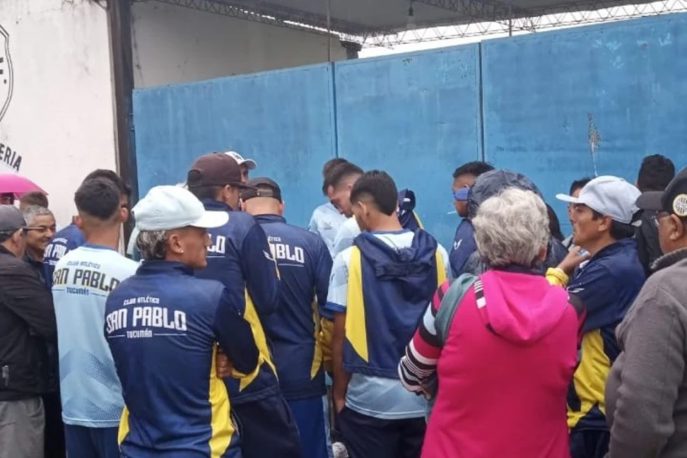 EN METÁN. La delegación de San Pablo estuvo esperando el partido que nunca se jugó bajo la lluvia.
