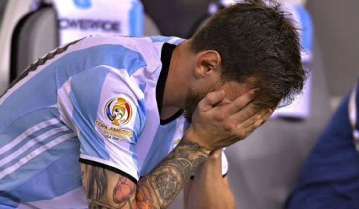 FRUSTRACIÓN. Lionel Messi se lamenta tras fallar el penal contra Chile, por la Copa América de 2016.