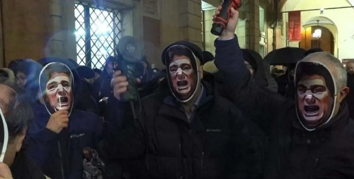 Italia: con máscaras de Milei y amoladoras protestaron manifestantes de ultraderecha