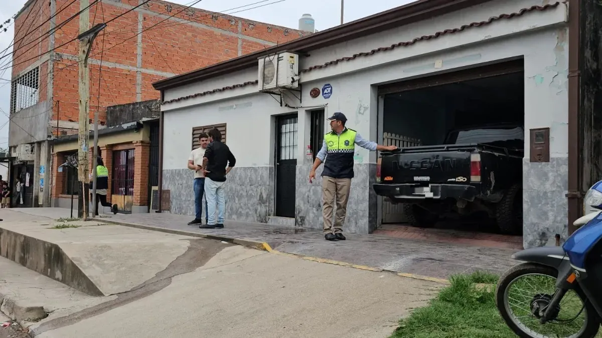 VIGILANCIA. Policías en una de los seis lugares que allanaron en el marco de la polémica causa que investiga el fiscal López Bustos.