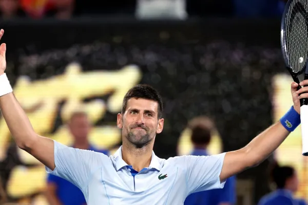 Djokovic avanza en Australia y sigue rompiendo récords