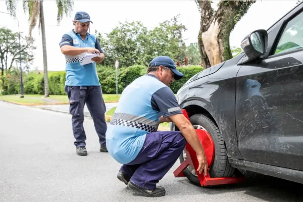 En Yerba Buena ya se coloca el cepo a los vehículos mal estacionados: las multas para los infractores