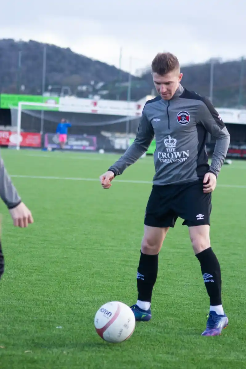 NUEVO DESTINO. Giampaoli entrenando en el Llandudno, su nuevo equipo