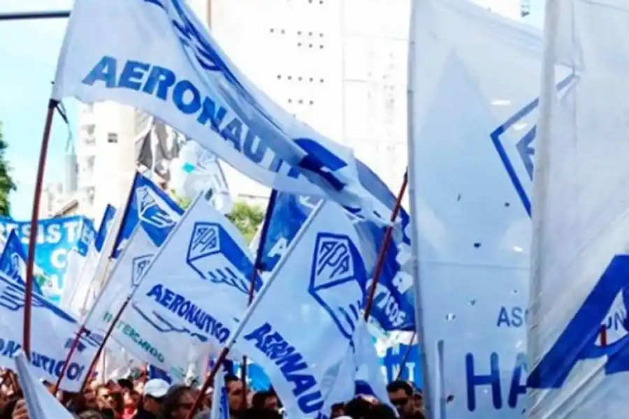 Gremios de trabajadores aéreos anunciaron su adhesión al paro de la CGT