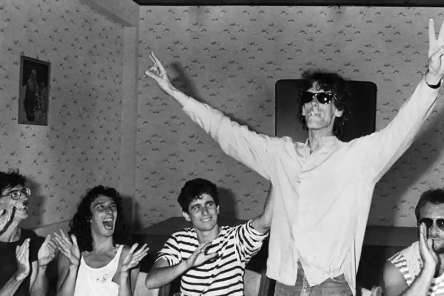 Nació el 23 de enero de 1950 en el barrio de Núñez, en un entorno de influencia musical. 