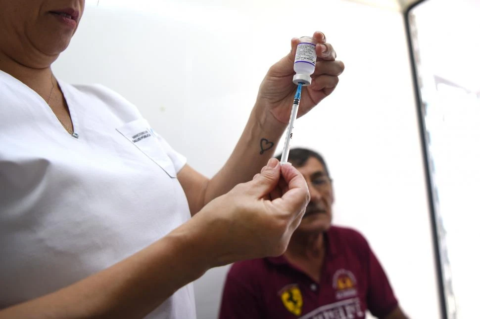 Salud analiza alternativas para inocular contra el dengue