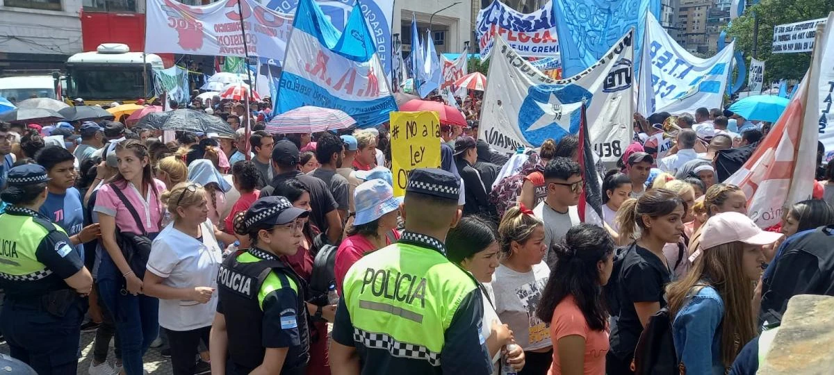 Gremios y organizaciones sociales colman la plaza Independencia