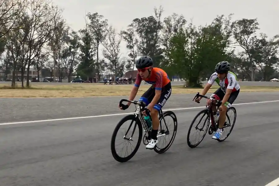 DESEO DE MEJORAR. Agüero se entrena cuatro horas diarías en la Pista de Ciclismo Municipal y también realiza subidas a Tafí del Valle. Foto gentileza de Santiago Agüero.