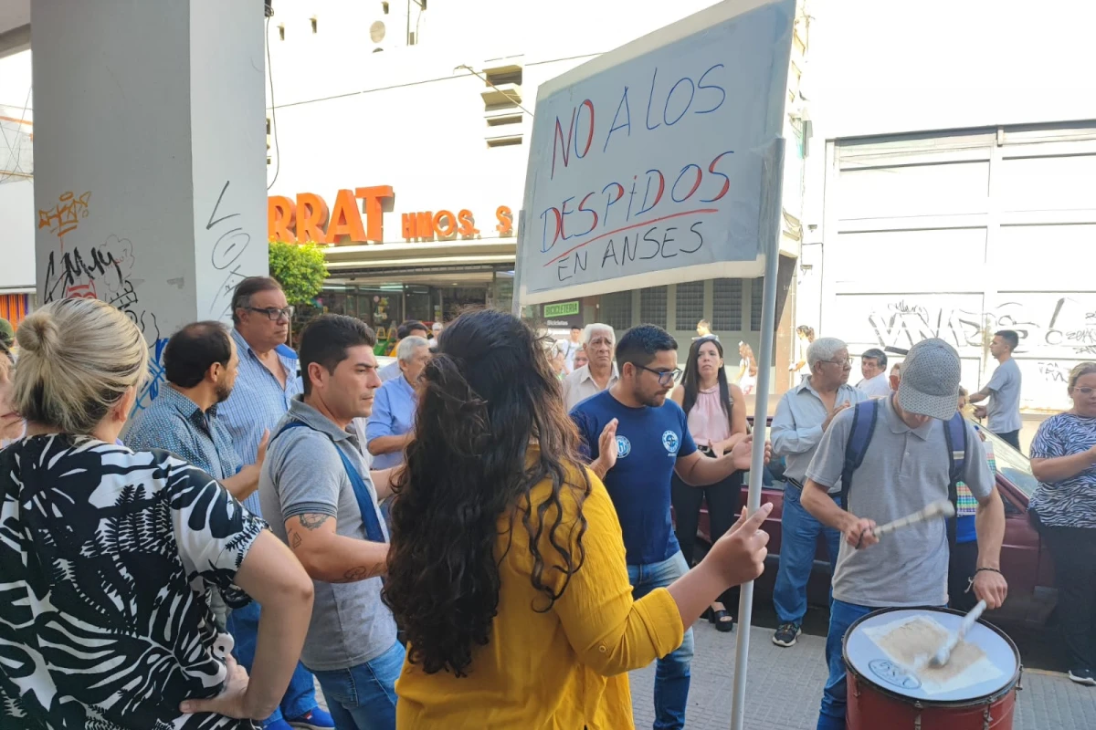 Trabajadores protestan contra los despidos en la Anses de Tucumán