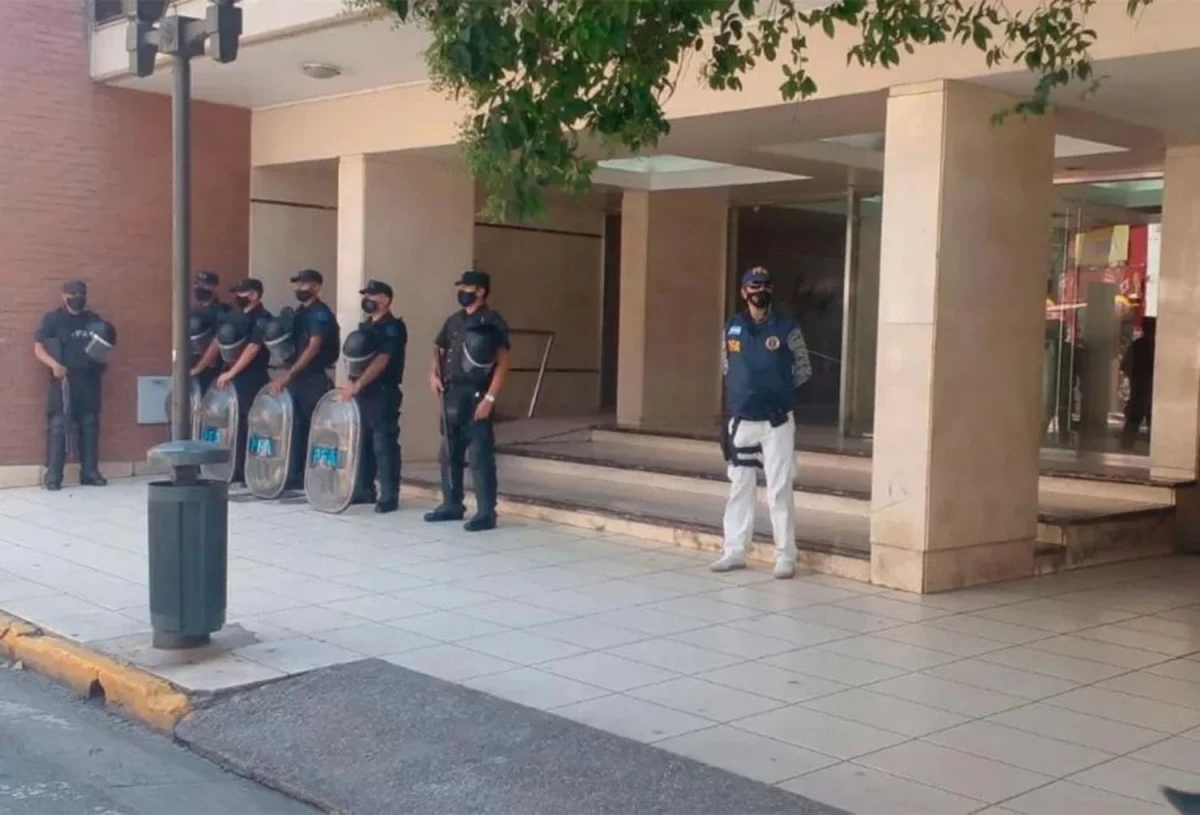 EL ÚLTIMO PROCEDIMIENTO. Policías federales hacen guardia en un edificio donde arrestaron a un miembro de “Calavera no chilla”.