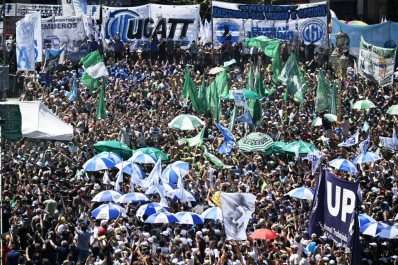Una fuerte movilización, con un paro que se diluyó